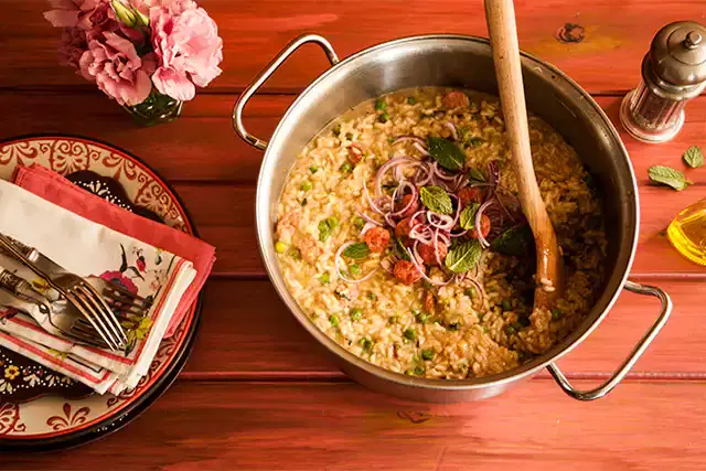 Risoto de linguiça com ervilha fresca e hortelã