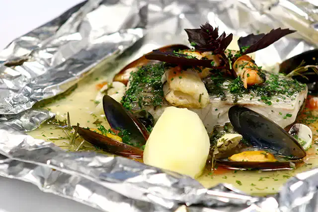 Papilote de robalo e crustáceos à provençal