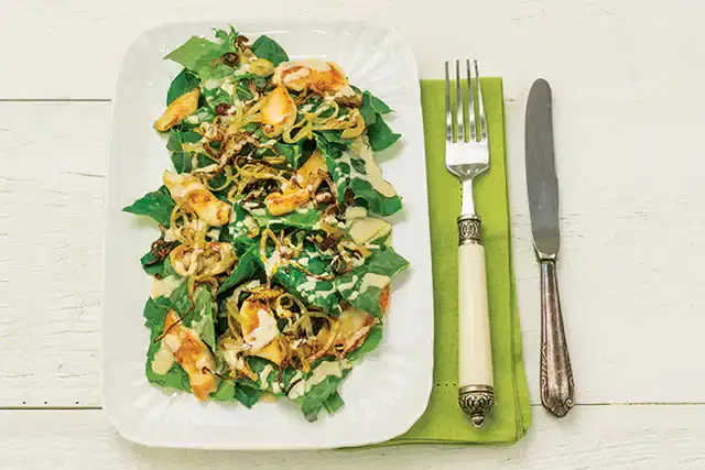 Salada de couve com frango e molho de amendoim