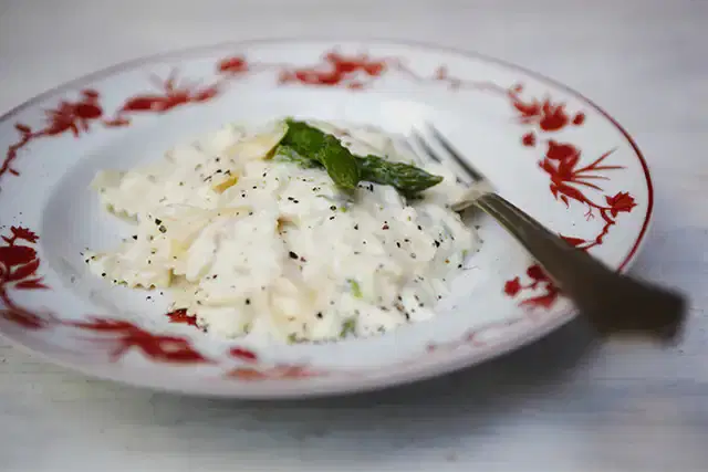 Farfalle ao molho cremoso de bacalhau e aspargos