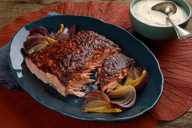 Salmão assado com páprica, mel e cebola-roxa