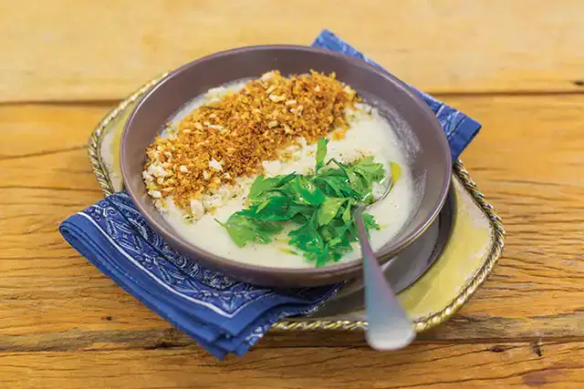 Sopa de couve-flor com farofinha de pão