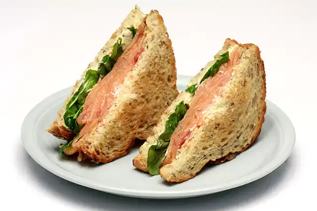 Sanduíche de salmão, cream cheese e rúcula
