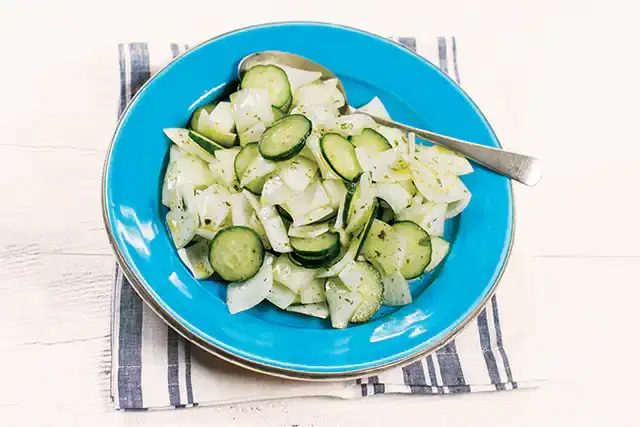 Salada de cebola com pepino e molho de coentro