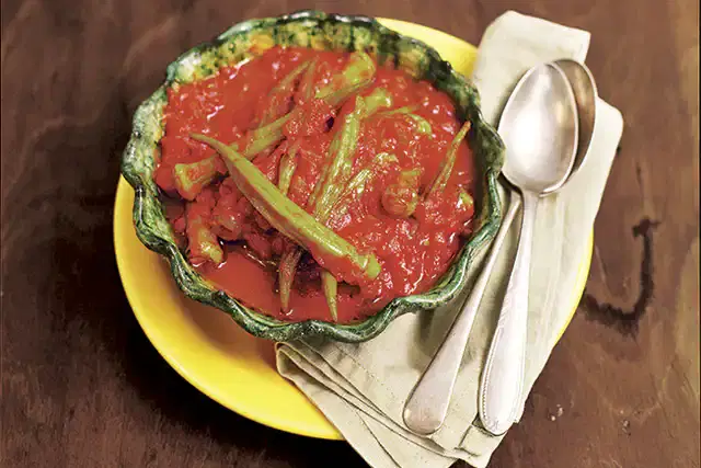 Quiabo cozido no molho de tomate