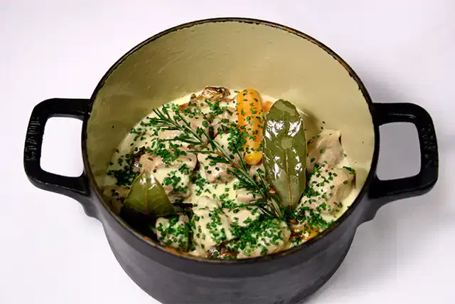 Blanquete de vitela com champignon à moda antiga