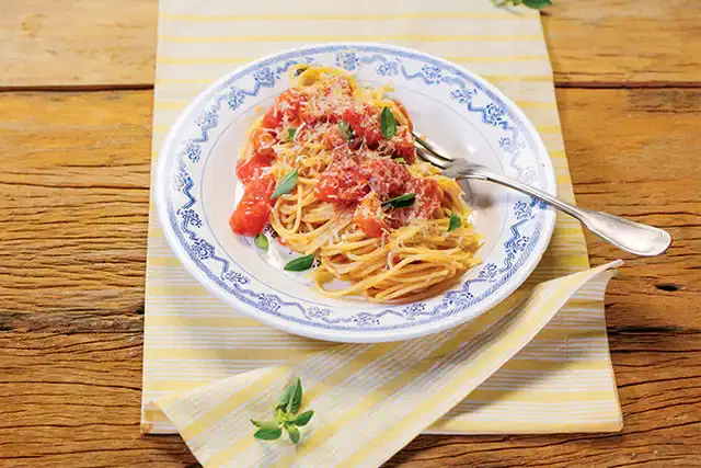Macarrão com molho rústico de tomate