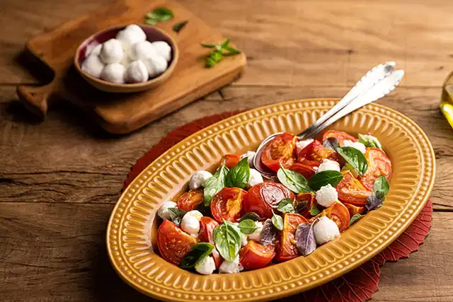 Salada caprese com tomate assado