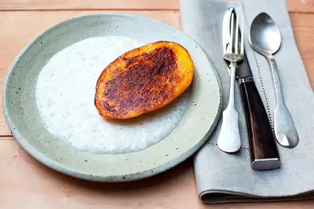 Cuscuz de tapioca de colher com manga grelhada