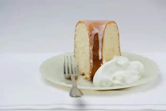 Bolo de limão com glacê