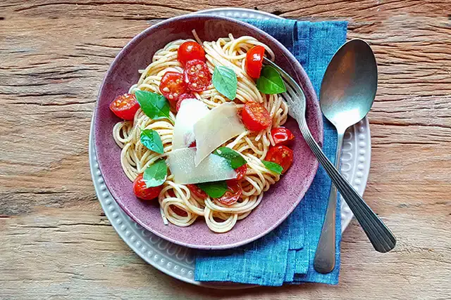 Espaguete com tomate-cereja e manjericão