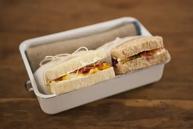 Tea sandwich (sanduíche frio de peixe)