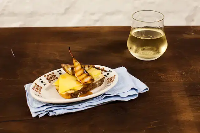 Tartine de queijo com pera grelhada