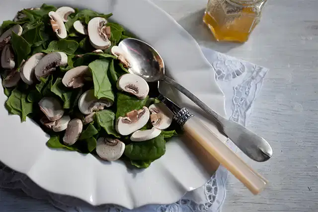 Salada de espinafre, cogumelos e vinagrete de mel