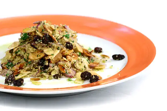 Cuscuz marroquino com amêndoas e uvas-passas