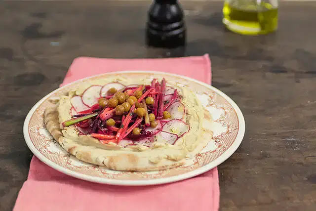 Sanduíche de homus com picles de legumes caseiro