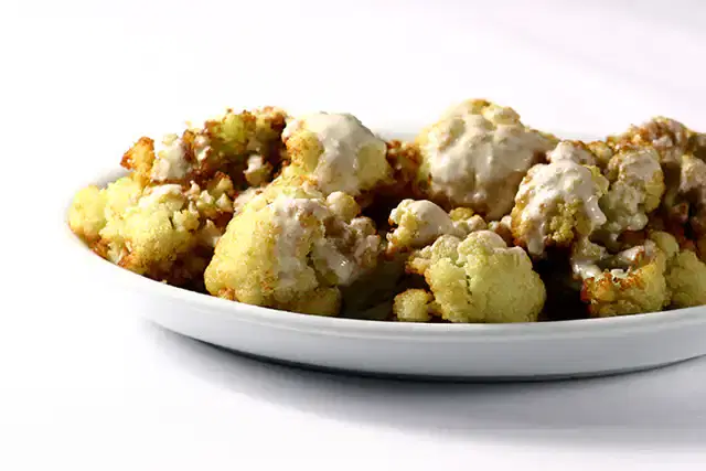 Couve-flor frita com molho de tahine