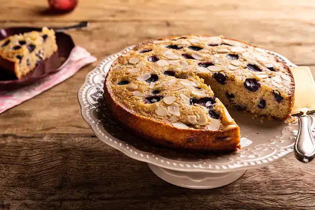 Bolo de amêndoa com coco e uva