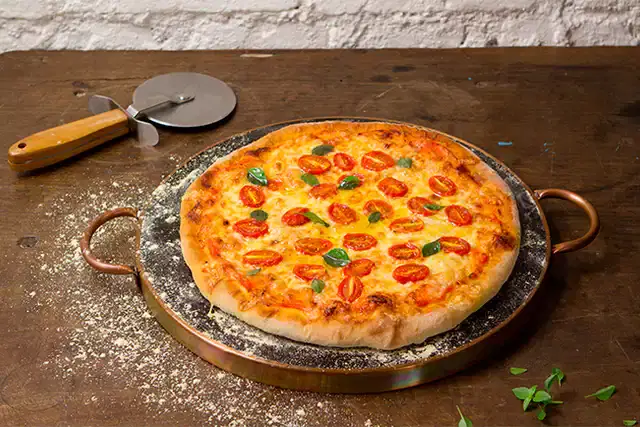 Pizza caseira de muçarela