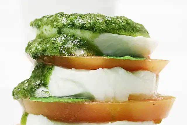 Salada caprese com pesto