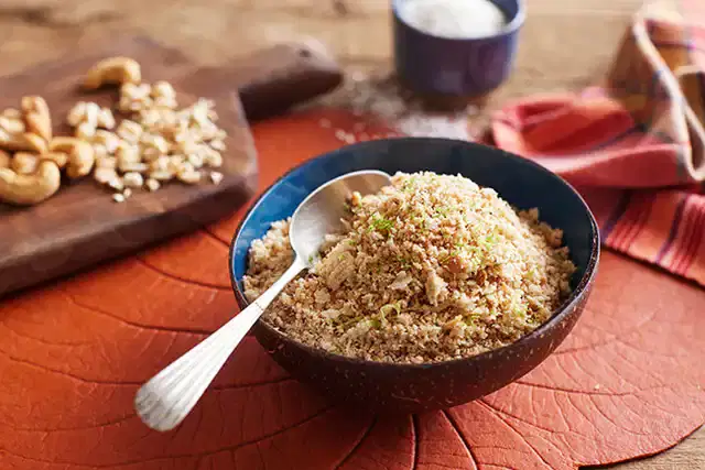 Farofa de coco com castanha-de-caju e limão