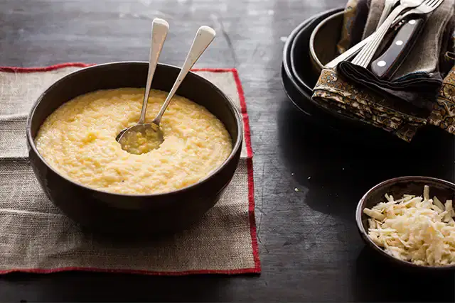 Canjiquinha cremosa com queijo meia-cura