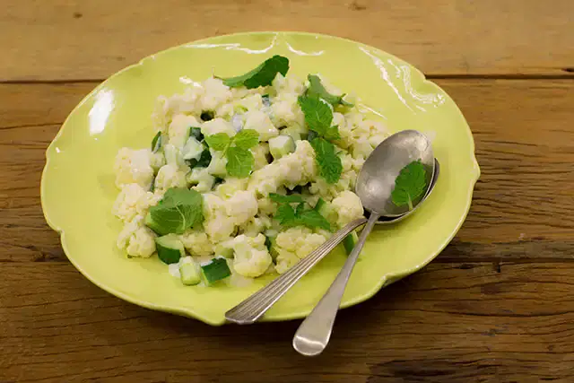 Salada de couve-flor com molho de iogurte