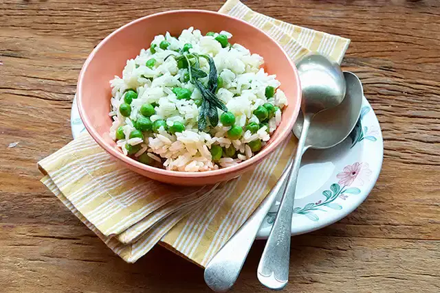 Arroz com ervilhas e sálvia