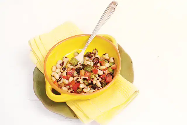 Salada de feijão-fradinho com quiabo