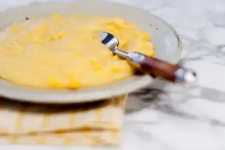 Polenta com milho-verde
