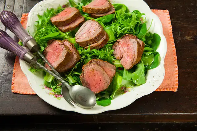 Rosbife com salada de verdes e molho de tangerina