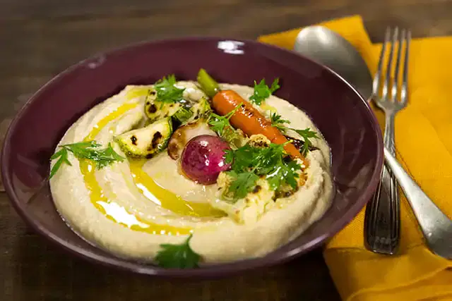 Homus com legumes grelhados