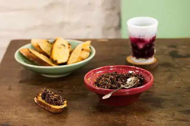 Tapenade com limão-siciliano e tomilho